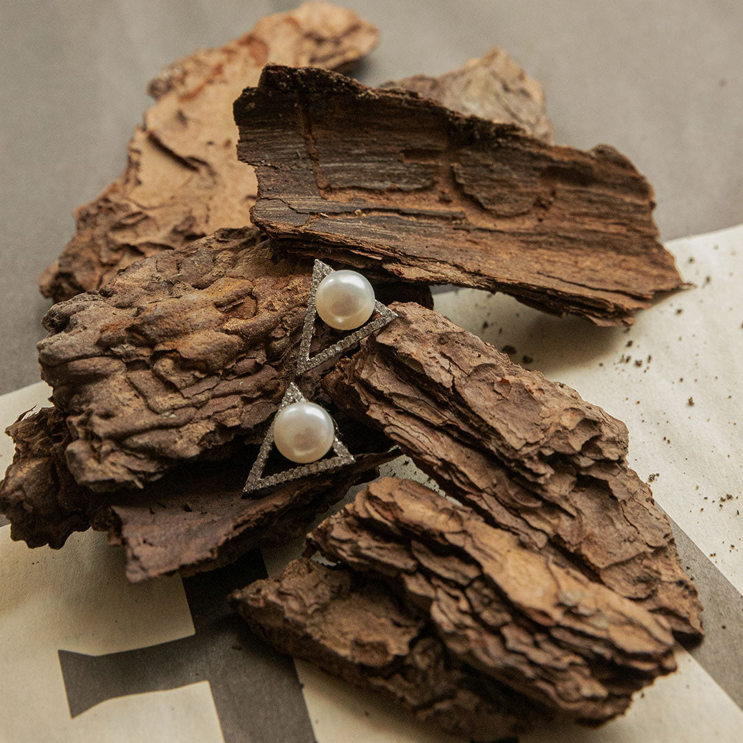 Eira 珍珠鋯石三角耳環