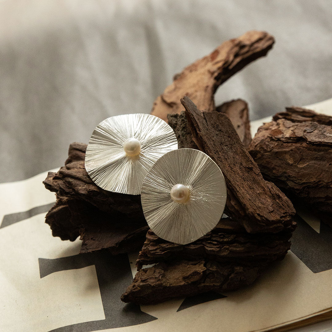 Nerine 荷葉珍珠耳環 - 銀色