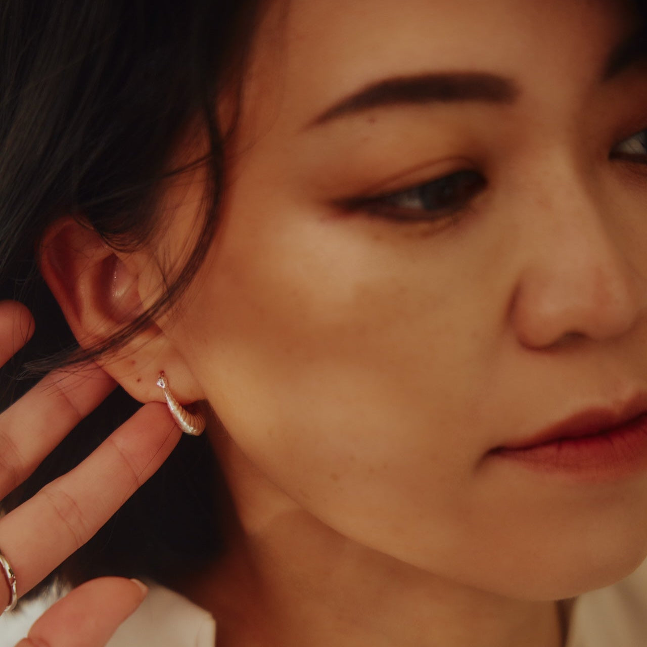 Diana 可頌紋C型耳環