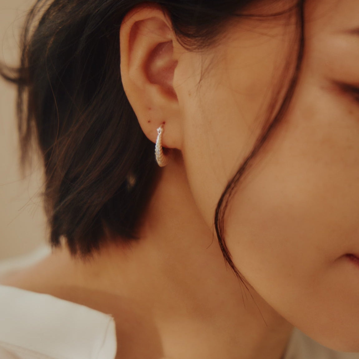 Diana 可頌紋C型耳環