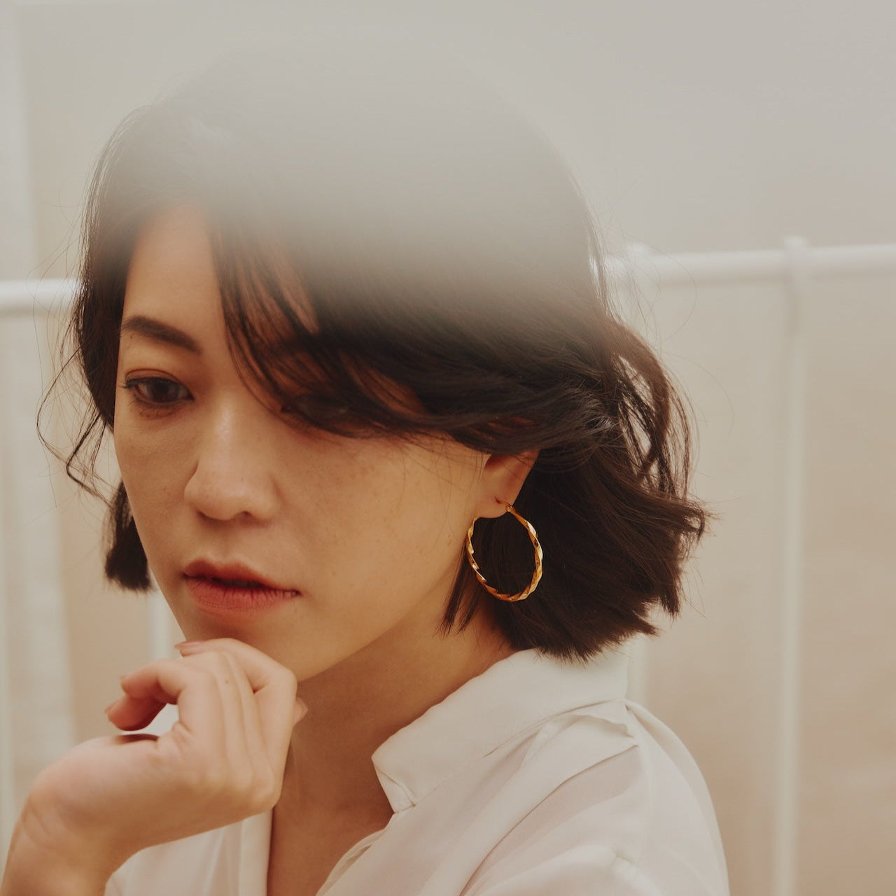 Elena 旋繞 C 型耳環