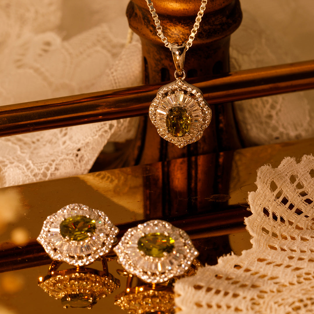 Zoya Halo Oval Necklace – Olive Green