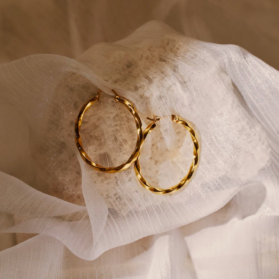 ✦ 【顯白美學】如何精準判斷冷暖膚色？挑對 925 純銀與金飾的質感攻略