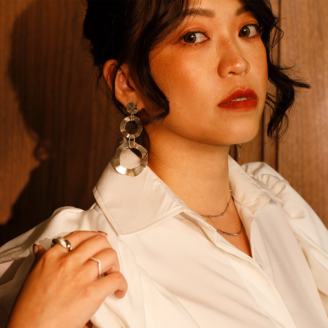 ✦ 讓穿搭成為一種「質感過濾」：白襯衫穿搭與配件搭配的留白美學