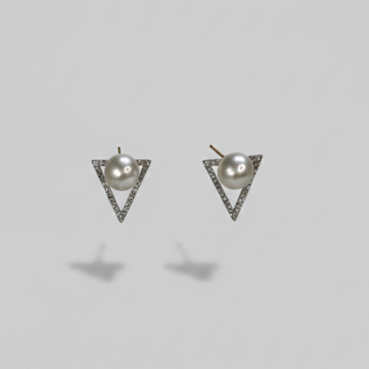 Eira 珍珠鋯石三角耳環