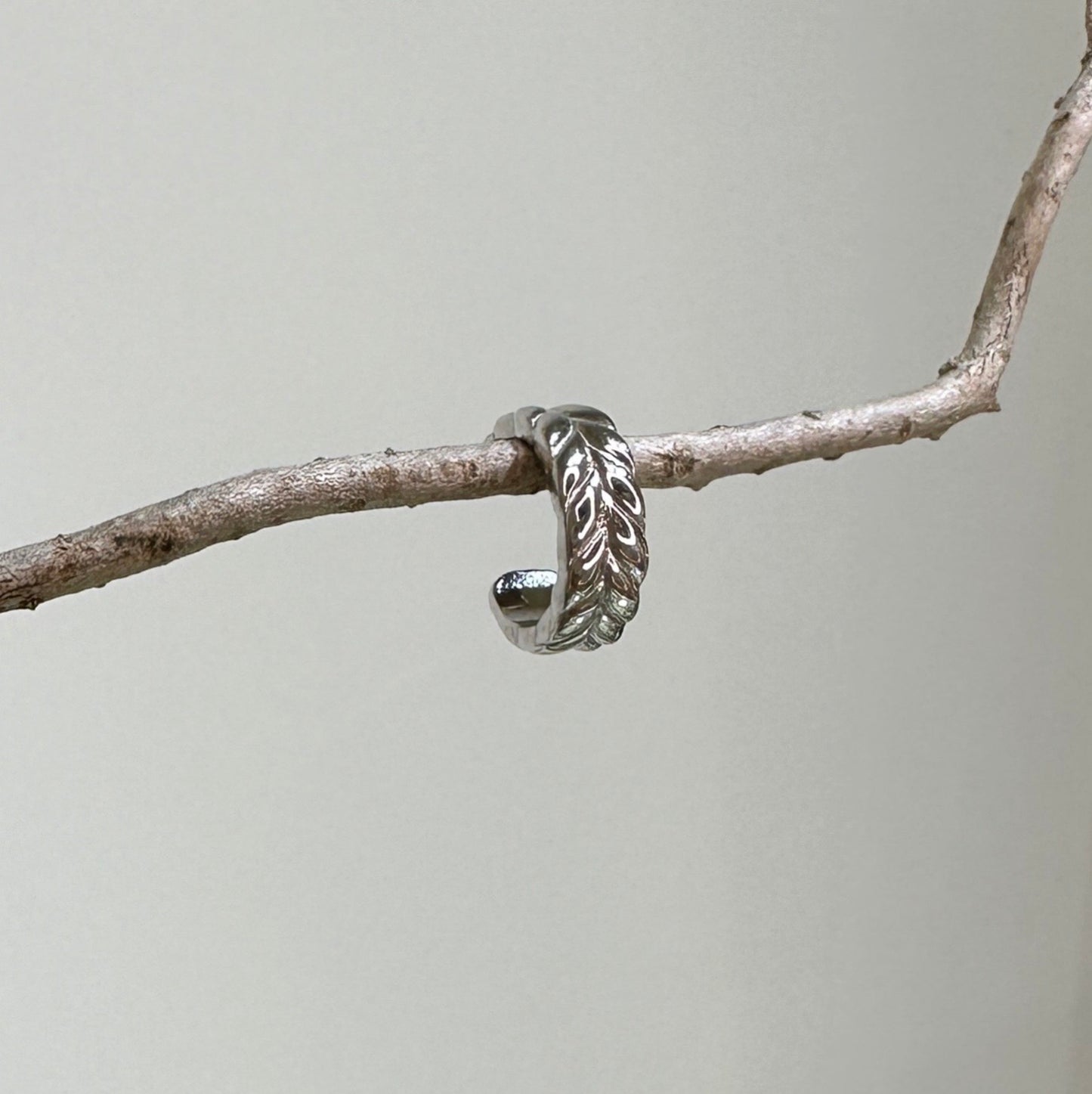 Elowen 葉脈細刻耳骨夾（單支）