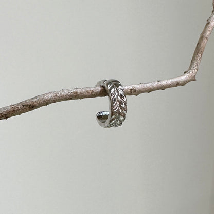 Elowen 葉脈細刻耳骨夾（單支）