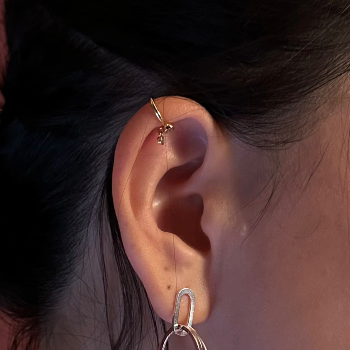 Lena 迷你金點耳骨扣