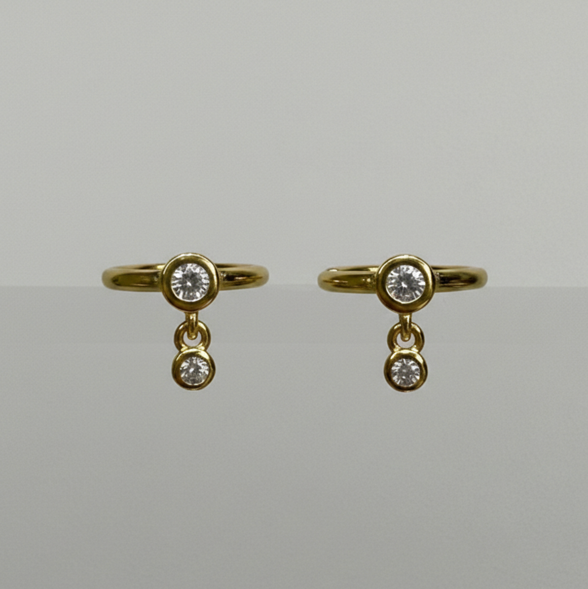 Lena 迷你金點耳骨扣