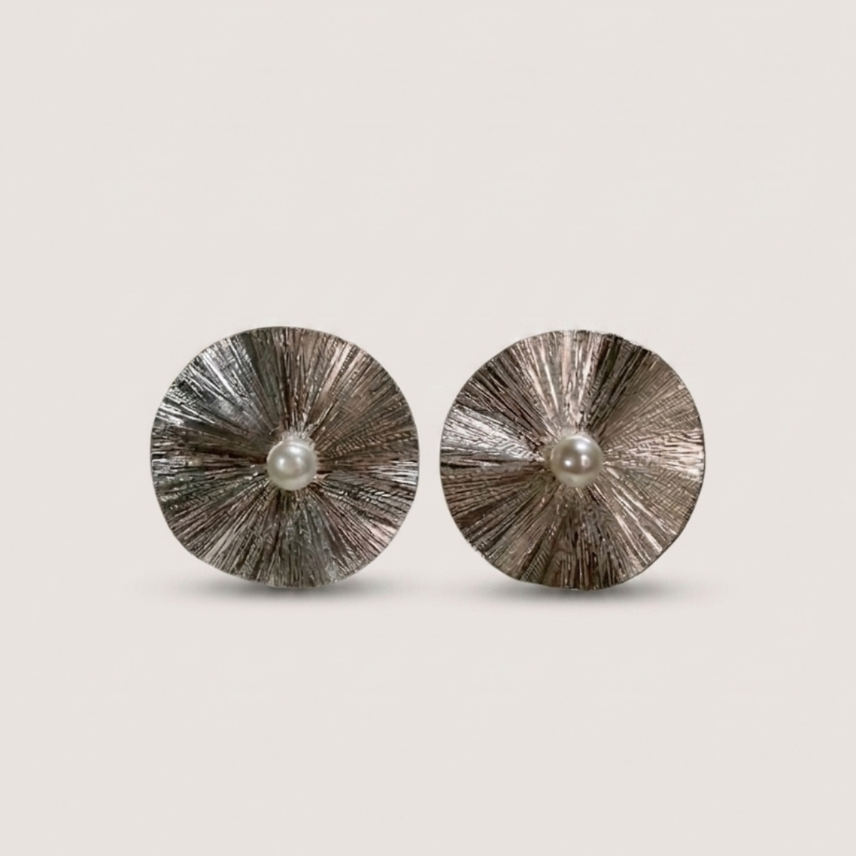 Sterling Silver｜Nerine Pearl Earrings – Silver