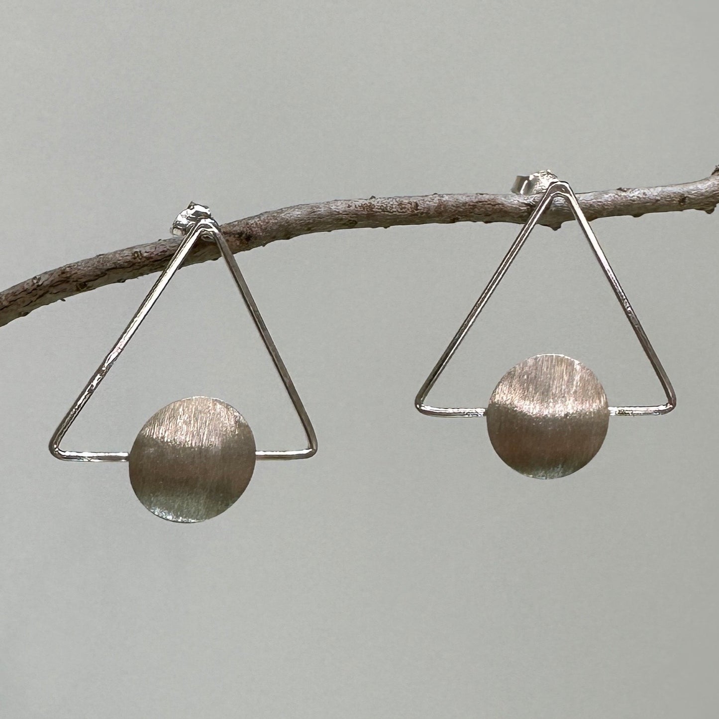 Tess 三角圓片耳環