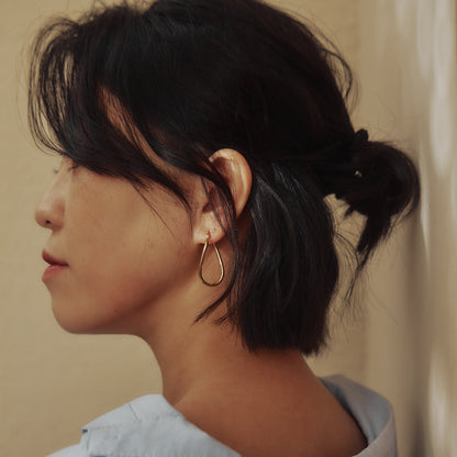  Vera Curved Oval Earrings 