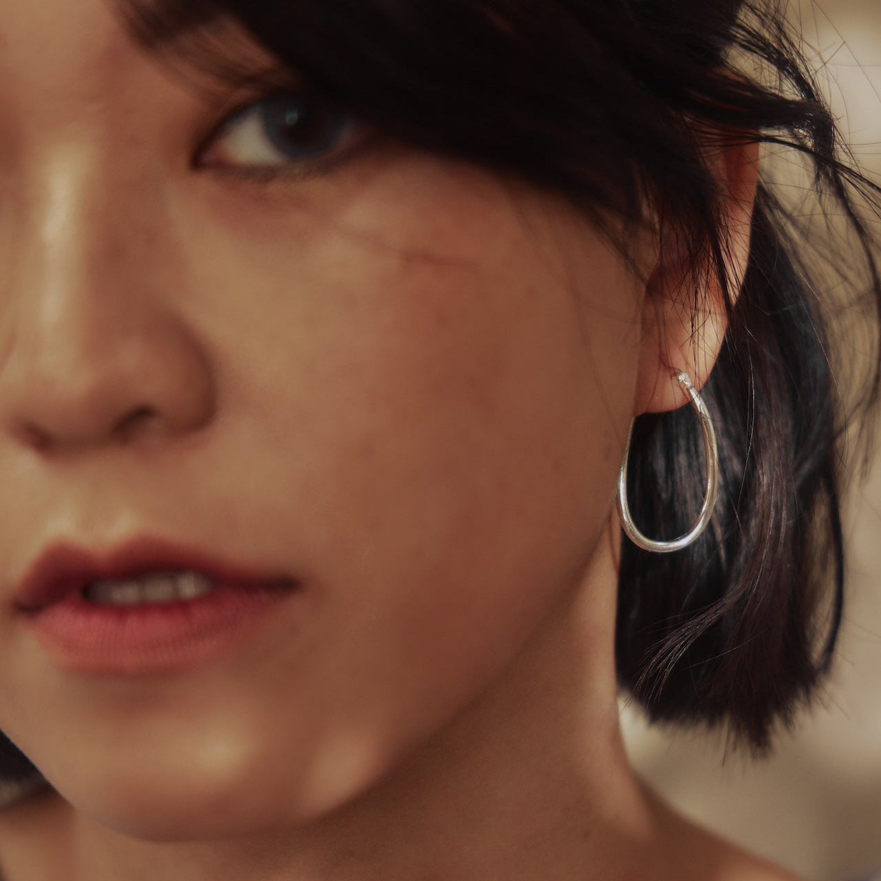  Vera Curved Oval Earrings 